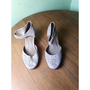 Women's Easy Spirit Beige Laser Cut Wedge Sandals Size 11